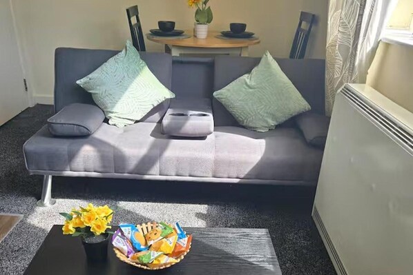 Living area - Chic Manchester Apartment Retreat (Manchester)