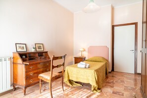 5 bedrooms, iron/ironing board, bed sheets