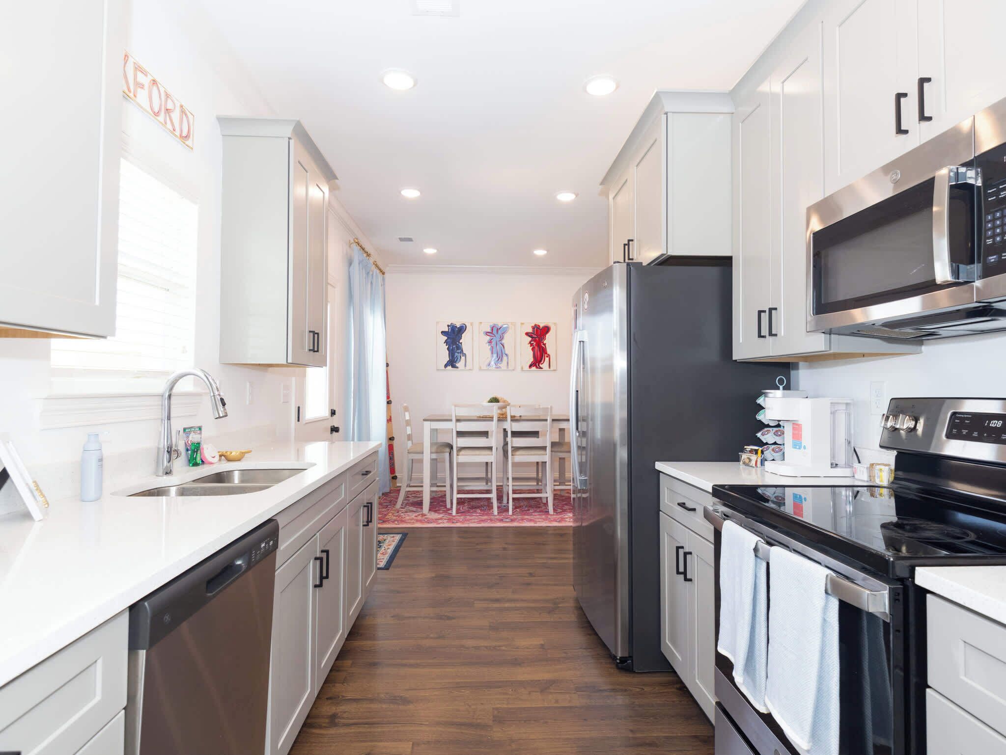 Jääkaappi, mikroaaltouuni, uuni, liesi