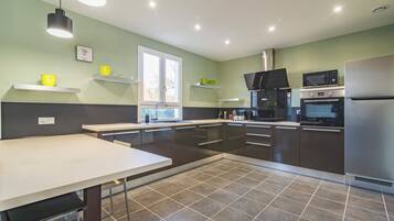 Micro-ondes, four, plaque de cuisson, lave-vaisselle