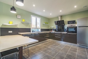 Microwave, oven, stovetop, dishwasher - Maison Harmonie, 6 bedrooms, private parking. (Cormontreuil)