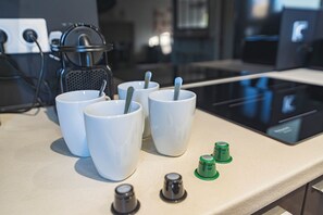 Coffee and/or coffee maker - Maison Harmonie, 6 bedrooms, private parking. (Cormontreuil)
