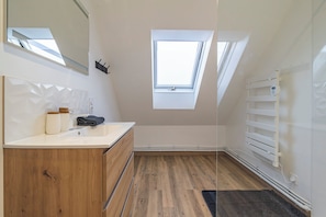 Shower, hair dryer, towels, soap - Maison Harmonie, 6 bedrooms, private parking. (Cormontreuil)