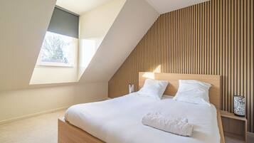 6 bedrooms, iron/ironing board, internet, bed sheets