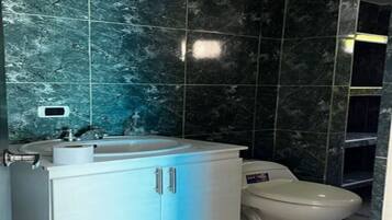 Serviettes fournies, papier toilette