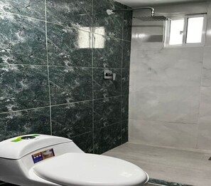 Serviettes fournies, papier toilette