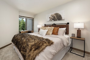 3 bedrooms, iron/ironing board, WiFi, bed sheets - Ski. Bike. Soak. Stay. Hot Tub. FREE Shuttle. Sleeps 7 (Fraser)