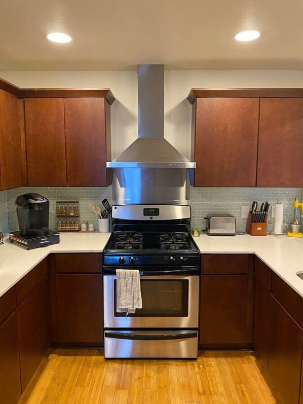 冷蔵庫、電子レンジ、オーブン、コンロ