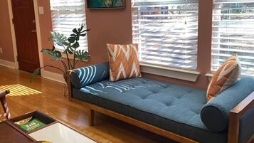 Fernseher, Kamin, Tischtennisplatte