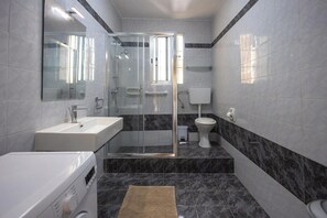 Regadera, secadora de cabello, toallas 