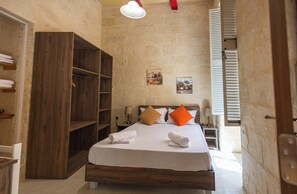 1 habitación, tabla de planchar con plancha, wifi gratis y ropa de cama 