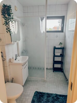 Een douche, een haardroger, badjassen, handdoeken