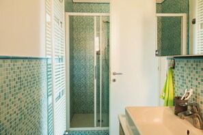 Douche, sèche-cheveux, bidet, serviettes fournies