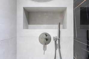 Dusche, Haartrockner, HandtĂŒcher, Seife