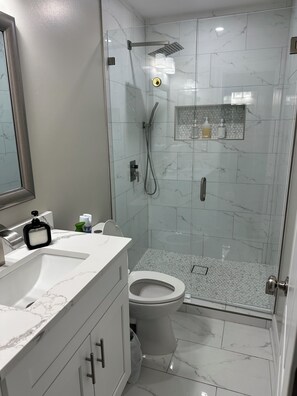 Douche, serviettes fournies, savon, papier toilette