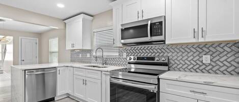 Micro-ondes, four, plaque de cuisson, lave-vaisselle