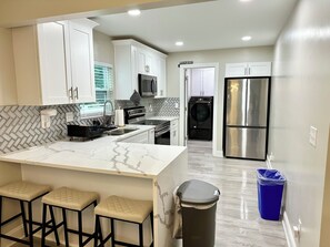 Mikrowelle, Ofen, Herdplatte, Geschirrspüler