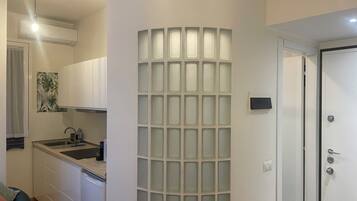 Refrigerador, microondas, parrilla de estufa y cafetera y tetera