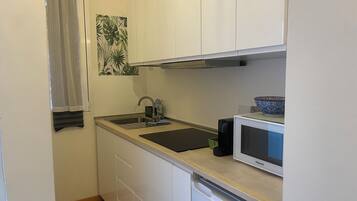 Refrigerador, microondas, parrilla de estufa y cafetera y tetera