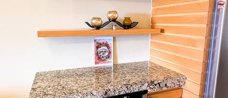 Appartement Deluxe | Cuisinette privée | Table de salle à manger