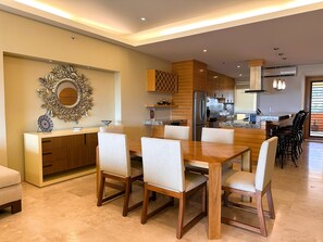 Deluxe Apartment | Dining room