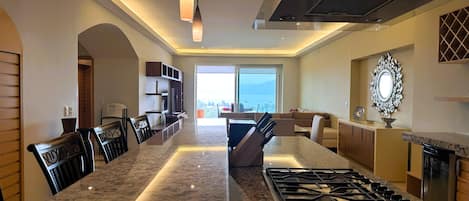 Deluxe Apartment | Private kitchenette | Dining tables