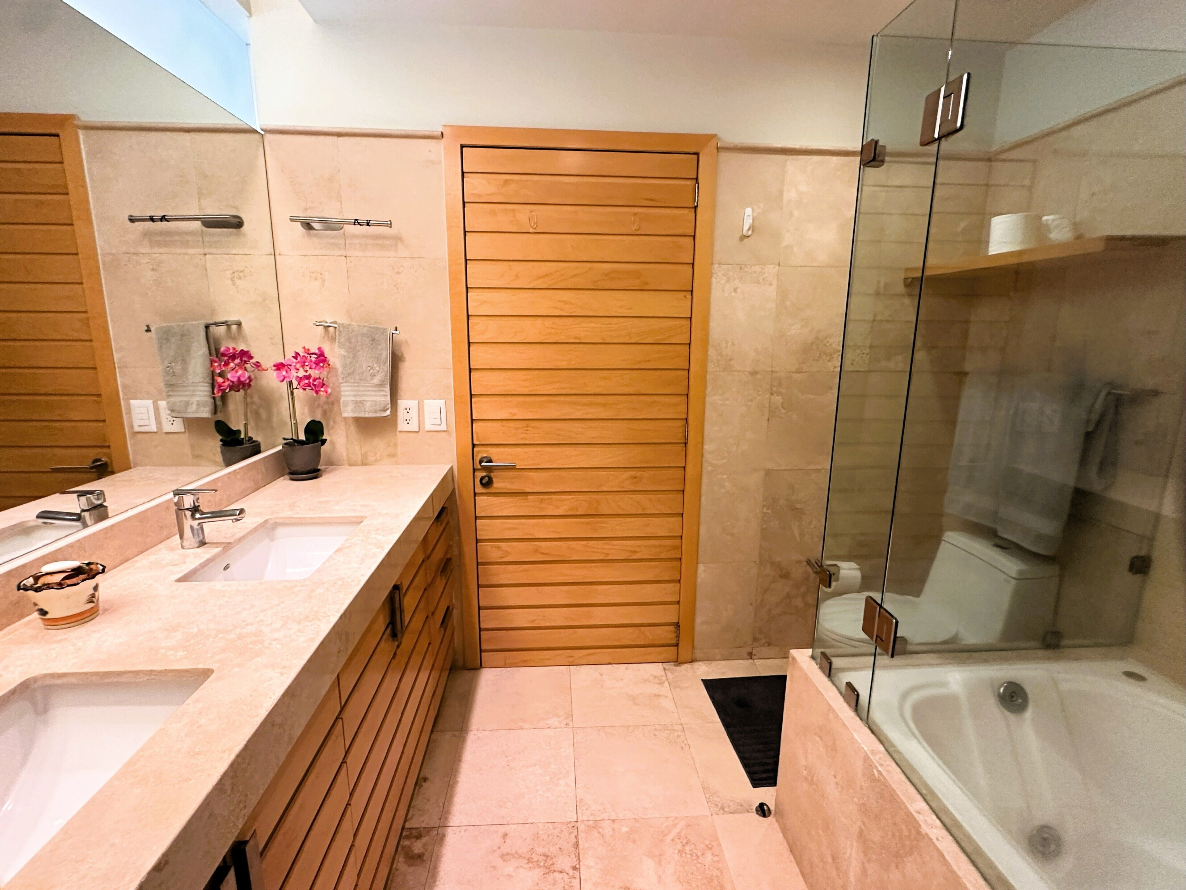 Departamento Deluxe | Baño | Toallas, jabón, shampoo, papel de baño 