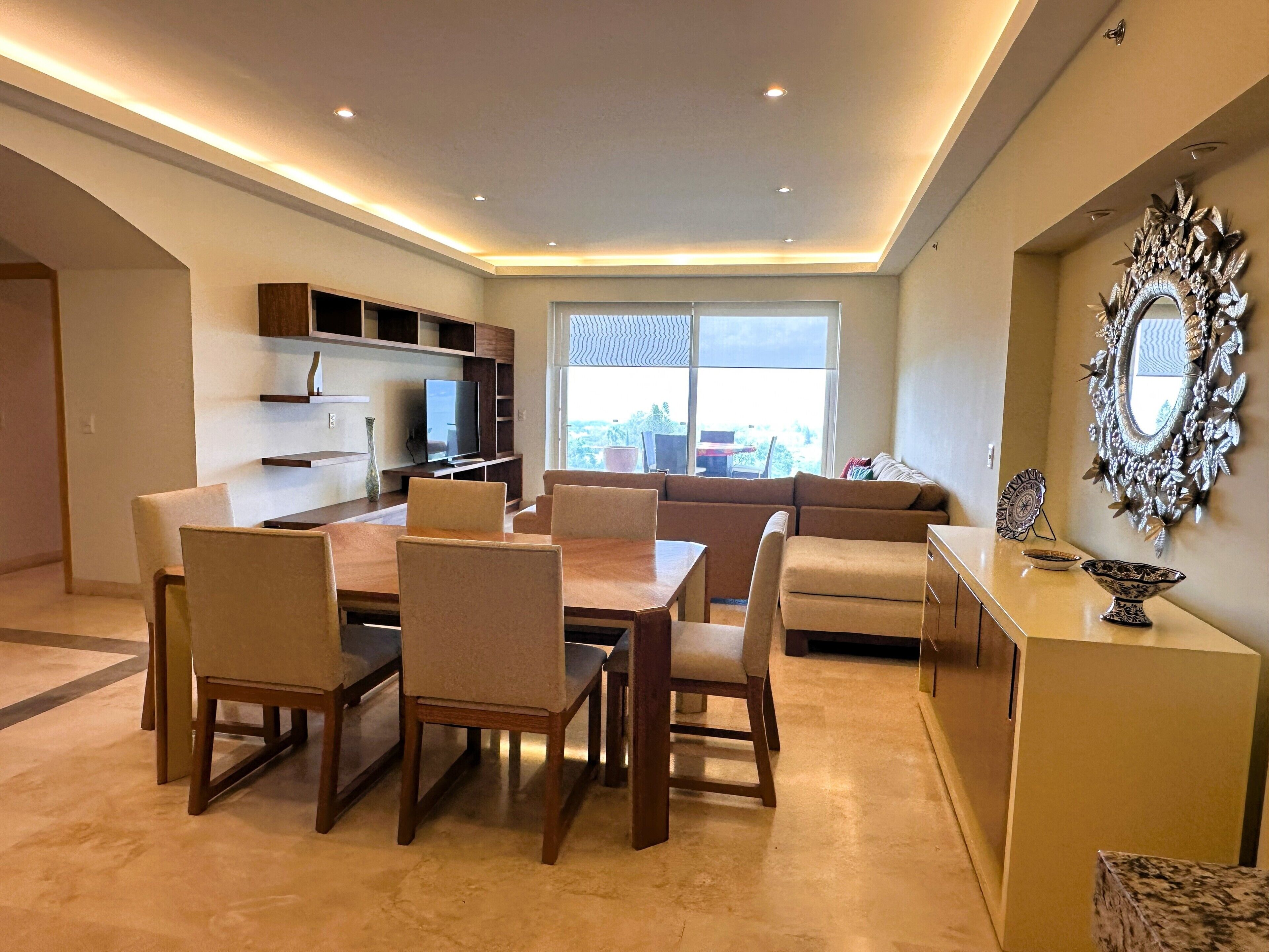 Deluxe Apartment | Dining room