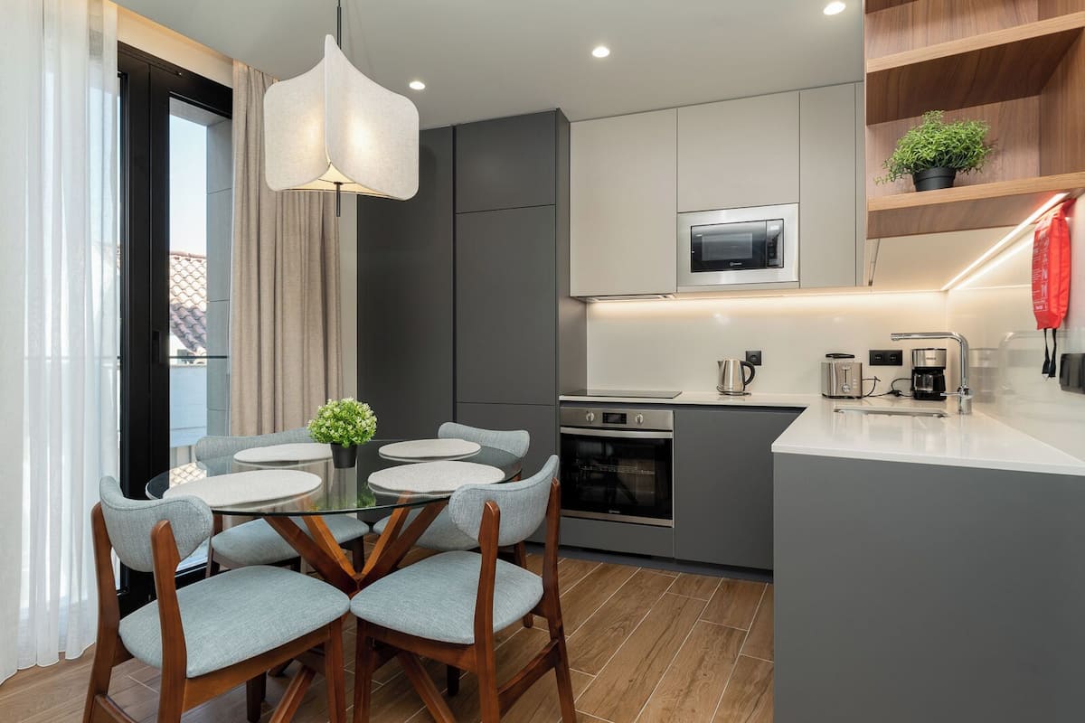 Superior appartement | Privékeuken | Een koelkast met diepvriezer, een microgolfoven, een broodrooster