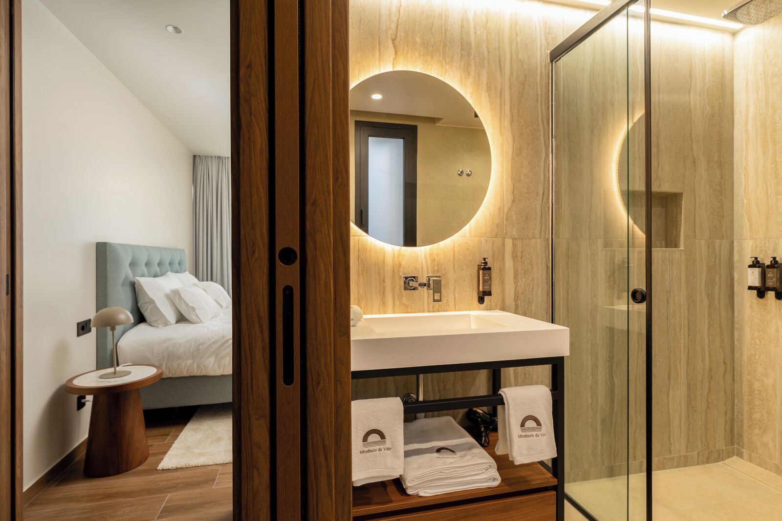 Appartamento Deluxe, vista città | Bagno | Doccia, asciugacapelli, asciugamani, sapone