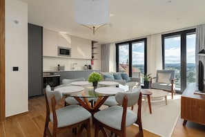 Deluxe Apartment, City View | Private kitchen | Full-sized fridge, microwave, toaster, high chair - Miradouro do Vale (Ourem)