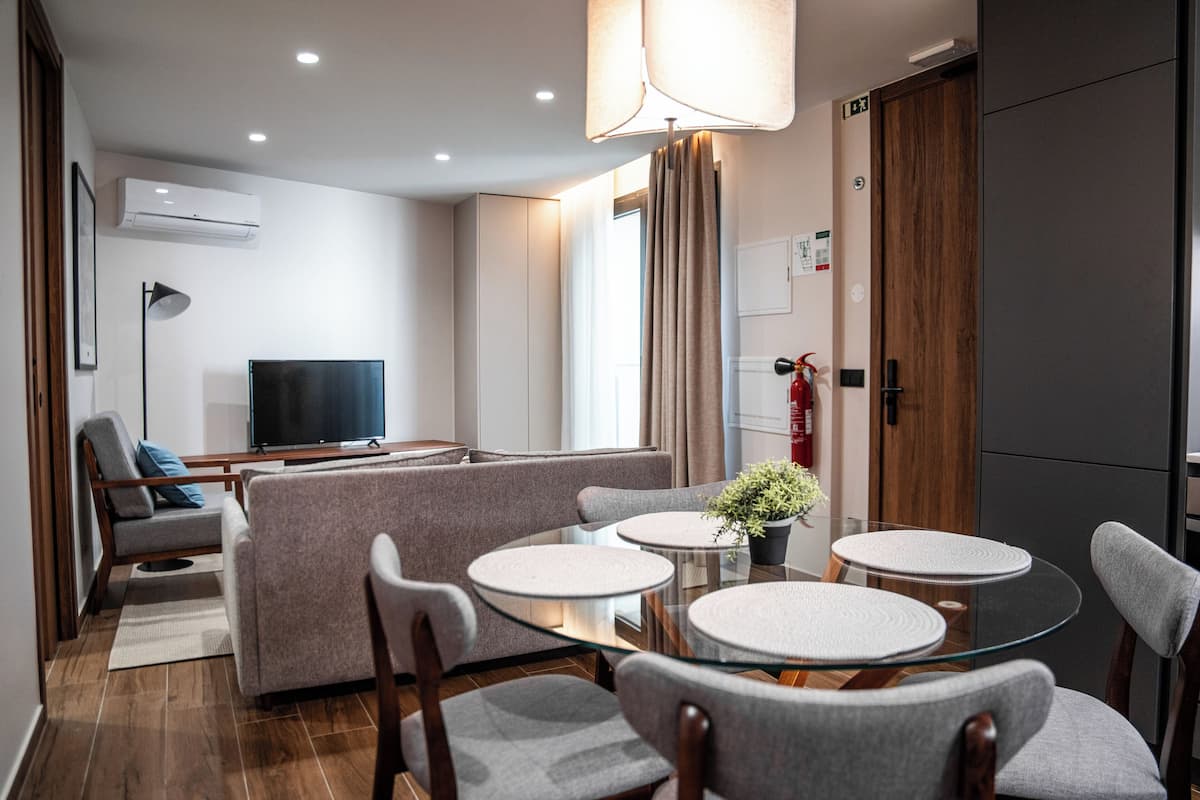 Superior appartement, balkon | Woonruimte | Een 80-cm ledtelevisie met kabelzenders