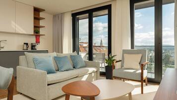 Deluxe Apartment, City View | Living area