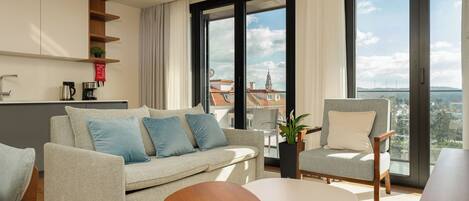Deluxe Apartment, City View | Living area