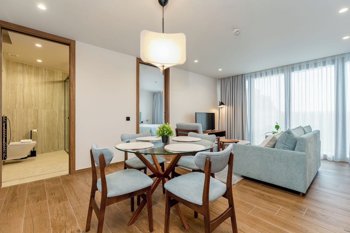 Deluxe appartement, uitzicht op de stad | Woonruimte | Een 80-cm ledtelevisie met kabelzenders