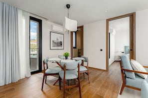 Deluxe Apartment, City View | Living area | 80-cm LED TV with cable channels - Miradouro do Vale (Ourem)