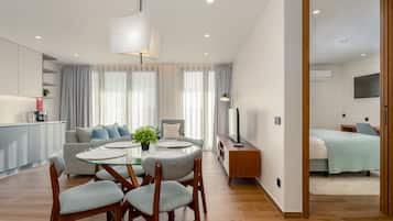 Apartemen Deluks, pemandangan kota | Area keluarga | Televisi LED 80-cm dengan saluran TV kabel