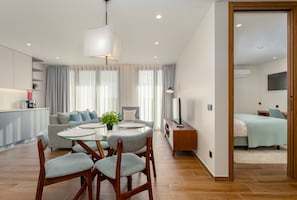 Deluxe Apartment, City View | Living area | 80-cm LED TV with cable channels - Miradouro do Vale (Ourem)