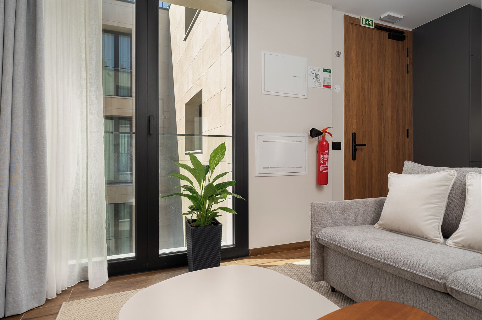 高級公寓, 陽台 | 起居區 | 80-公分LED 液晶電視，提供有線頻道