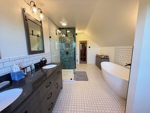 Shower, hair dryer, towels, soap - Secluded blueberry field retreat with sweeping 360 views. (Cherryfield)