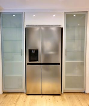 Full-sized fridge, microwave, oven, stovetop
