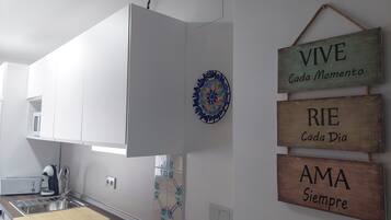 Jääkaappi, mikroaaltouuni, liesi, astianpesukone