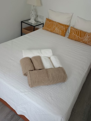 Een strijkplank/strijkijzer, reisbedje, gratis wifi, beddengoed