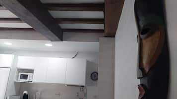 Réfrigérateur, micro-ondes, plaque de cuisson, lave-vaisselle