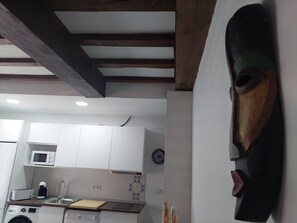 Jääkaappi, mikroaaltouuni, liesi, astianpesukone