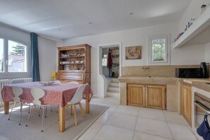 Microonde, forno, piano cottura, lavastoviglie