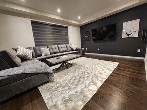 Smart TV, ping pong, stereo - Niagara Falls Luxury Retreat • 3000sq • Game Room • Near Falls & Wine Country (Welland)
