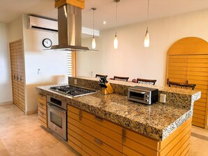 Refrigerador, microondas, horno, placa de cocina