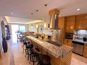 Réfrigérateur, four à micro-ondes, un four, surface de cuisson