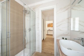Bruser, hårtørrer, bidet, håndklæder